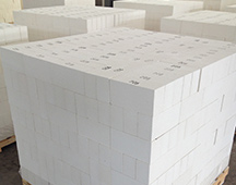 Package of alumina refractory bricks